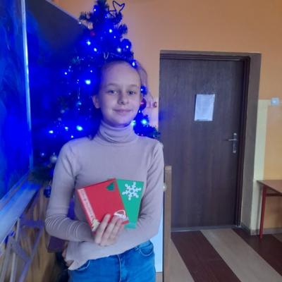 GRUDZIEŃ 2021 r. - Młodzież szkolna przygotowała kartki Bożonarodzeniowe dla Chorych z naszej Parafii