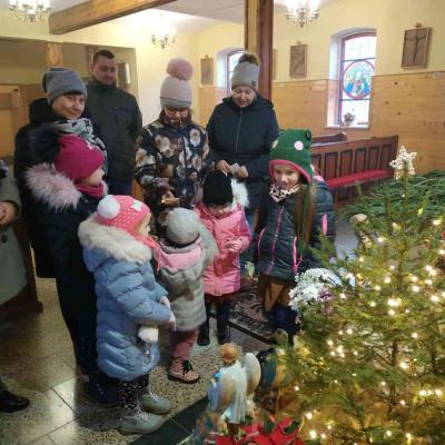 Dzieci w Straszowie kłaniają się Jezuskowi w Szopce